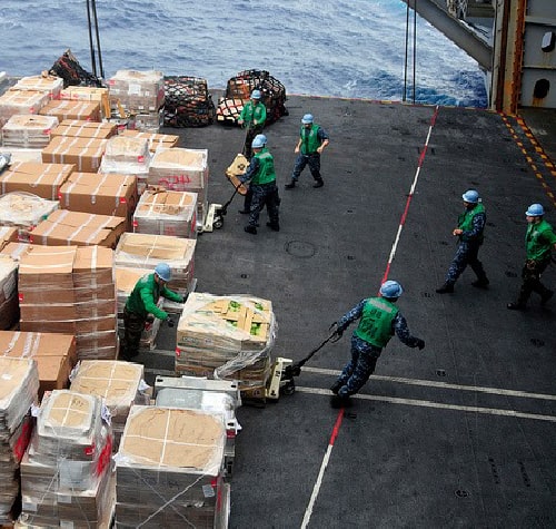 tragmarsac-estibadores-ingresando-viveres-a-barco-min
